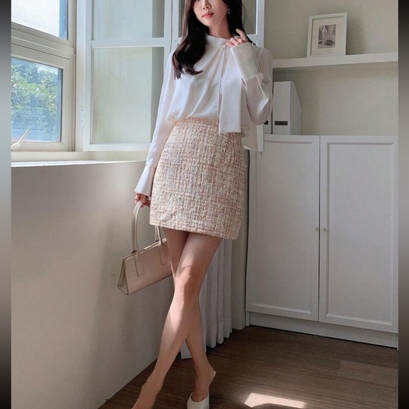 Tweed textured Pattern relaxed fit mini skirt - pink, white, cream, ivory tones - Picture 3 of 4